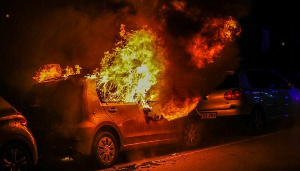 Biler, bygning og containere blev sat i brand fredag aften. Sandsynligvis har det forbindelse til en demonstration tidligere på aftenen. Foto: Presse-fotos.dk.