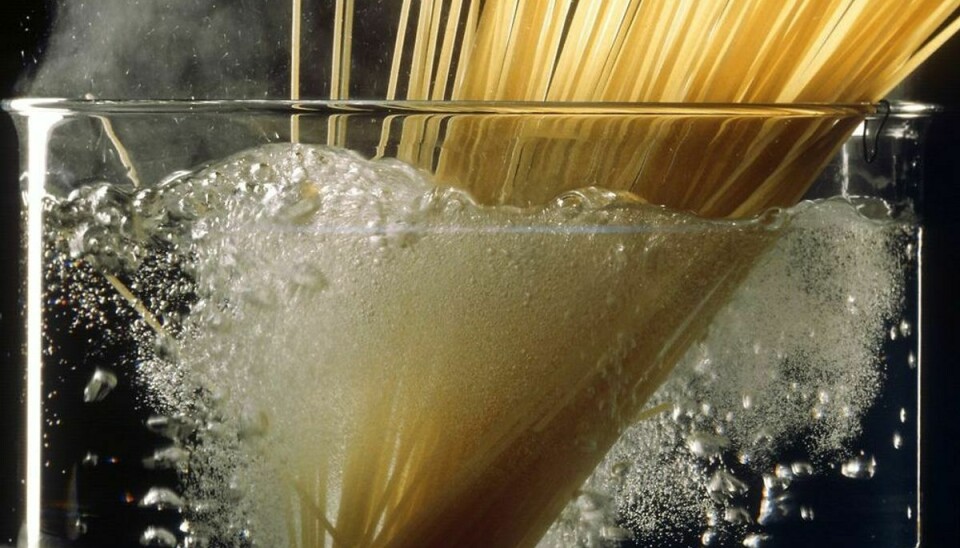 Når man skal koge pasta, er det mest afgørende, at man bruger vand nok. Og det skal være spilkogende. Ellers klistrer din spaghetti sammen.
