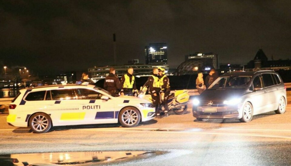 Politiet kom på besøg, da flere biler var samlet på havnen i Aarhus. Foto: Øxenholt foto.