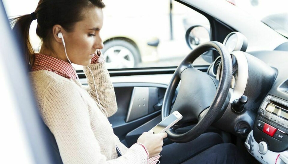Det er ikke ulovligt at have hovedtelefoner på, mens man kører bil, hvis man ikke betjener sin telefon. Men ifølge Ford er det ikke særlig sikkert. Foto: Scanpix.