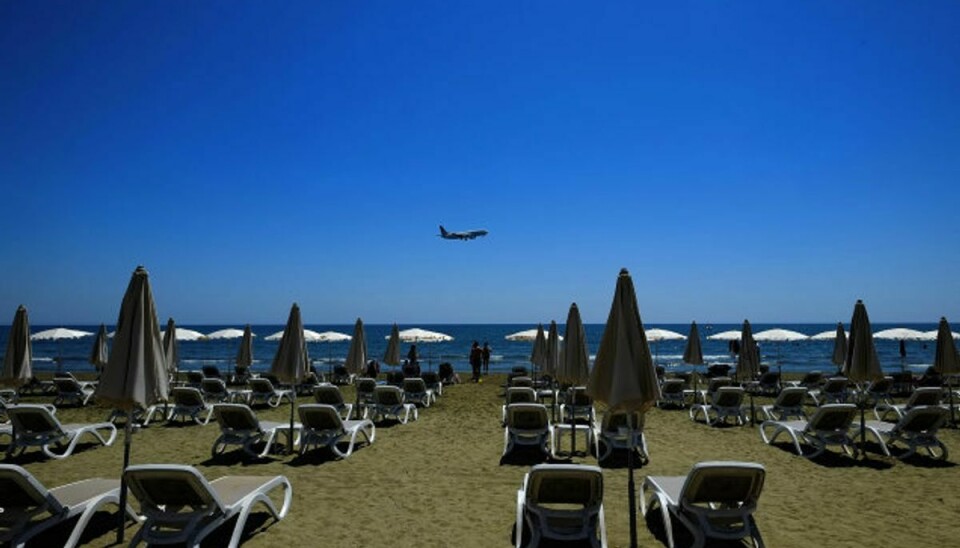 Coronapas skal bane vej for mere sikre ferierejser i Europa i sommerperioden. Solstolene står klar i lande som her Cypern, hvor turisme tegner sig for 13 procent af landets bruttonationalprodukt. Foto: Petros Karadjias/Scanpix