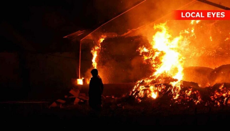 Gård i flammehav: Det er håbløst