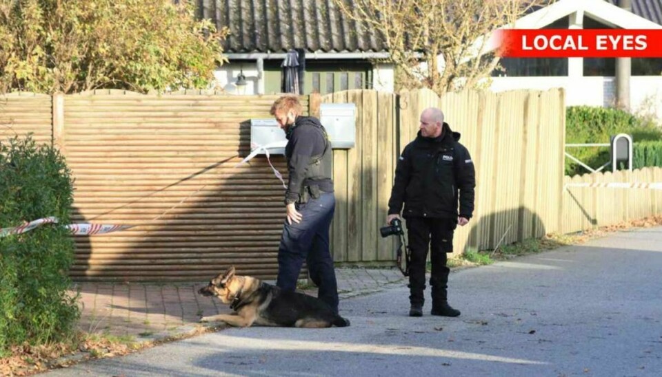 I løbet af mandagen har politiets tekniker og hunde undersøgt huset i Frederikssund. Foto: Local Eyes