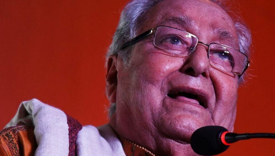 Det indiske film-ikon Soumitra Chatterjee døde søndag den 15. november efter komplikationer med Covid-19. Han blev 85 år. Foto: Scanpix/Dibyangshu SARKAR / AFP