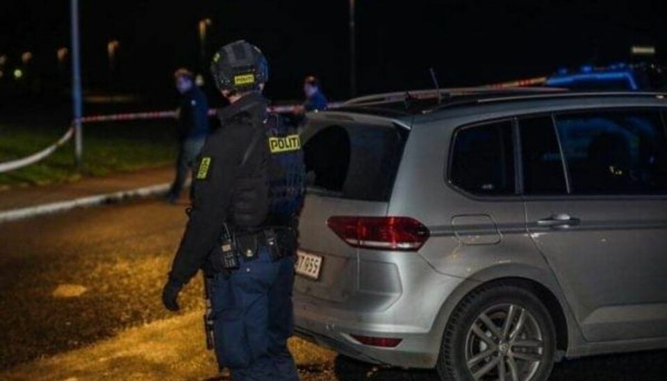 To dræbt af skud: Ung mand anholdt