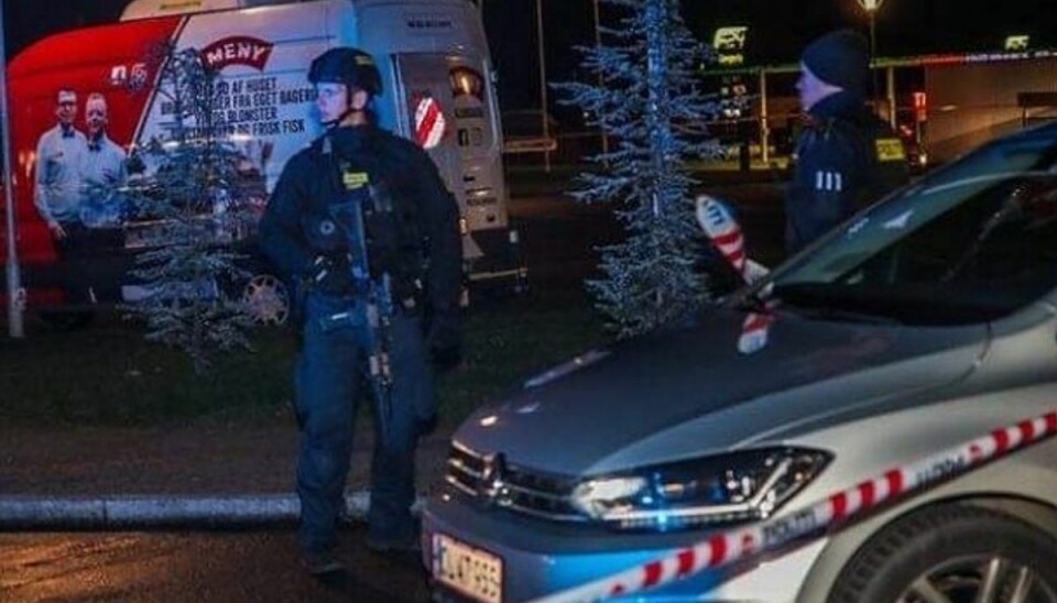 To dræbt af skud: Ung mand anholdt