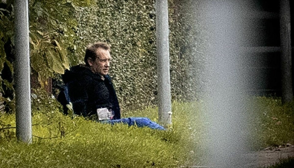Peter Madsen nåede ikke mange minutter på fri fod, før han blev pågrebet. Han sad i nogle timer på et stykke græs, mens politiet skulle være sikre på, at det bælte, der lignede et bombebælte, ikke var ægte. Foto: Nils Meilvang/Scanpix