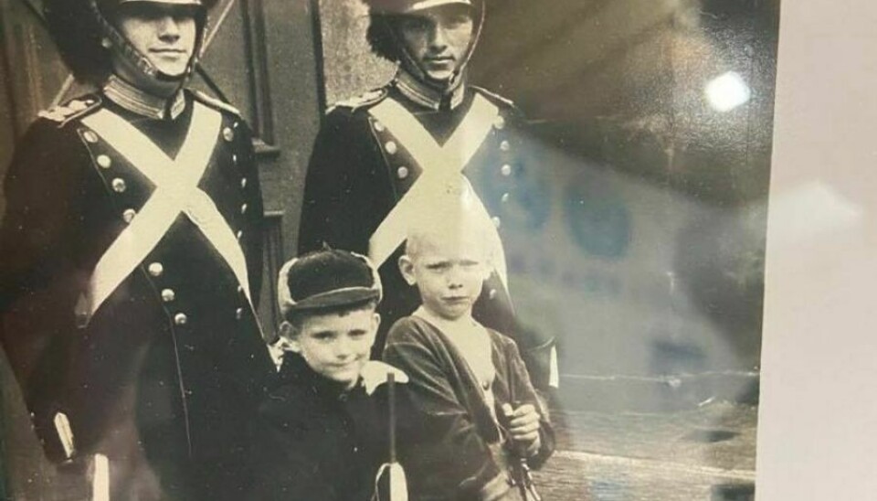 Her er Preben Bosse fotograferet som barn sammen med sin kammerat, som boede i Christian den 7. palæ på Amalienborg, og to gardere. Foto: Maiken Krongaard