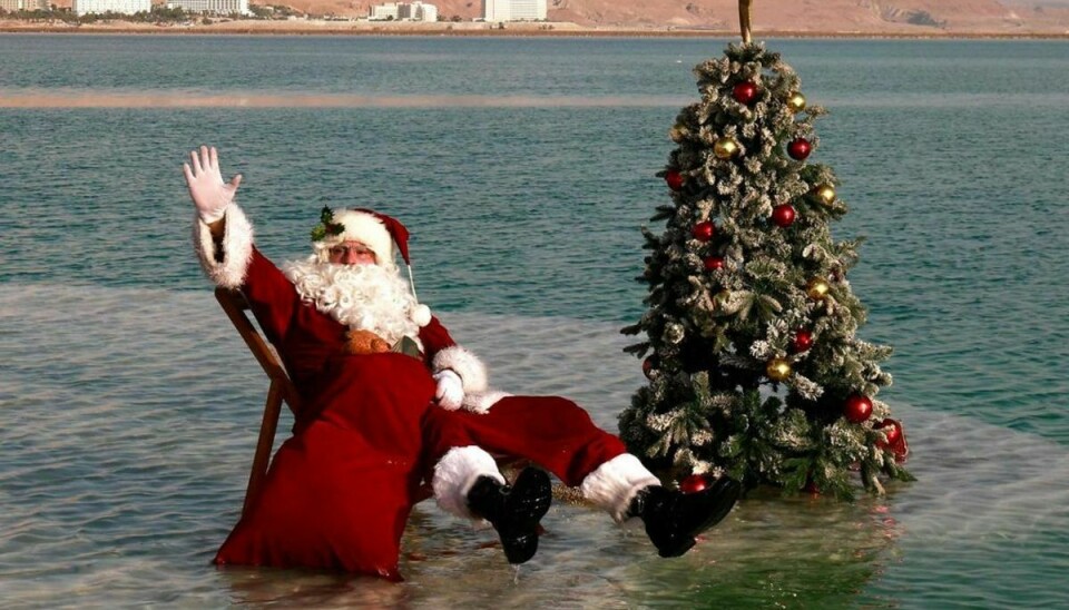 Julemanden midt på en salt-ø i en salt-sø. Foto: MENAHEM KAHANA/Scanpix.