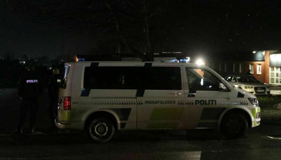 Politiet spærrede tre områder af, som blev afsøgt med hunde. Foto: Øxenholt Foto
