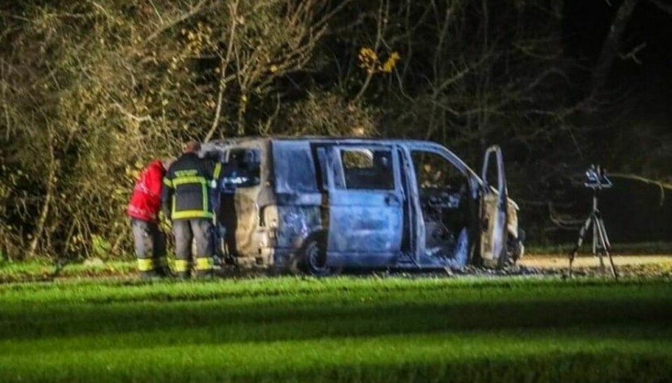 Politi og brandvæsen ved udbrændt varevogn. Foto: Presse-fotos.dk