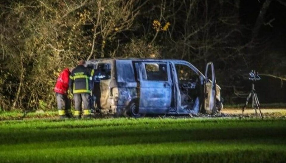 Politi og brandvæsen ved udbrændt varevogn. Foto: Presse-fotos.dk Politi og brandvæsen ved udbrændt varevogn. Foto: Presse-fotos.dk