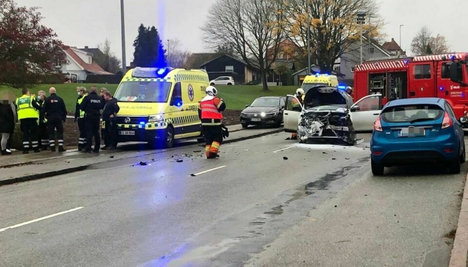 En bil brød lørdag formiddag i brand efter et uheld. KLIK for flere billeder. Foto: Presse-fotos.dk.