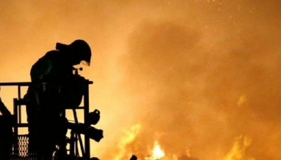 Voldsom brand i dansk møbelfabrik: Mange brandfolk kæmper mod flammerne