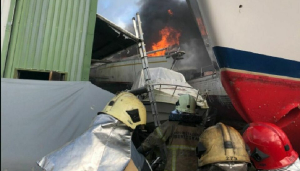 En båd er søndag brudt i brand. KLIK for flere billeder. Foto: Hovedstadens Beredskab.