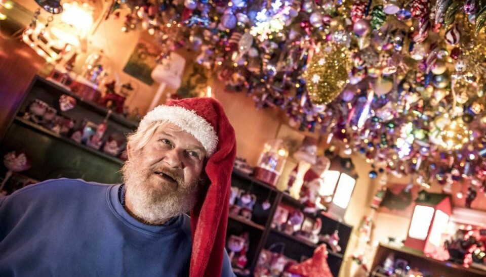 Jeppe Guldbrandsen pynter til jul i år, som han plejer. Coronaen skal ikke smadre juleglæden. Alle er velkomne til at kigge – som sædvanlig. Her foto fra 2018. (Foto: Mads Claus Rasmussen/Ritzau Scanpix) Jeppe Guldbrandsen pynter til jul i år, som han plejer. Coronaen skal ikke smadre juleglæden. Alle er velkomne til at kigge – som sædvanlig. Her foto fra 2018. (Foto: Mads Claus Rasmussen/Ritzau Scanpix)