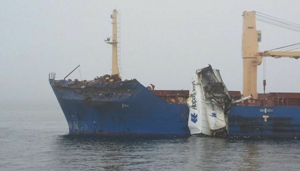 Sådan så et af skibene ud efter kollisionen. (Foto: Forsvaret/handout/Ritzau Scanpix)