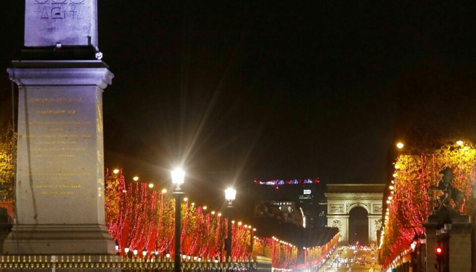 Et kig fra Place de la Concorde op ad Champs Elysees med alle julelysene tændt. Foto: Scanpix. KLIK VIDERE OGSE FLERE JULEBILLEDER FRA BYERNES BY