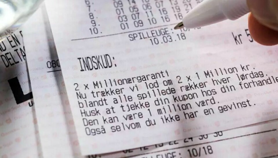 Et ældre ægtepar holder deres nye millionærstatus for sig selv. Heller ikke børnene får noget at vide. Foto: Danske Spil.