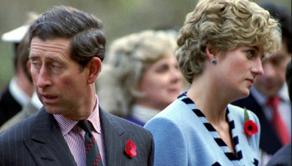 Storbritanniens prins Harry har sluttet sig til sin bror William og budt det velkomment, at der er indledt en ny undersøgelse af et omstridt BBC-interview i 1995 med deres afdøde mor, prinsesse Diana, der her ses med prins Charles. (Arkivfoto) Foto: str New/Reuters