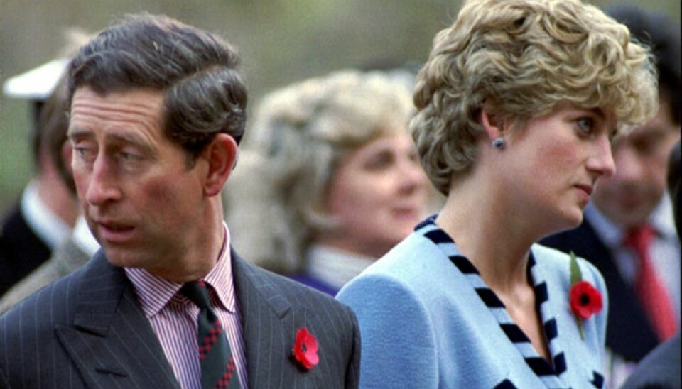 Harry og William støtter Diana-undersøgelse Storbritanniens prins Harry har sluttet sig til sin bror William og budt det velkomment, at der er indledt en ny undersøgelse af et omstridt BBC-interview i 1995 med deres afdøde mor, prinsesse Diana, der her ses med prins Charles. (Arkivfoto) Foto: str New/Reuters