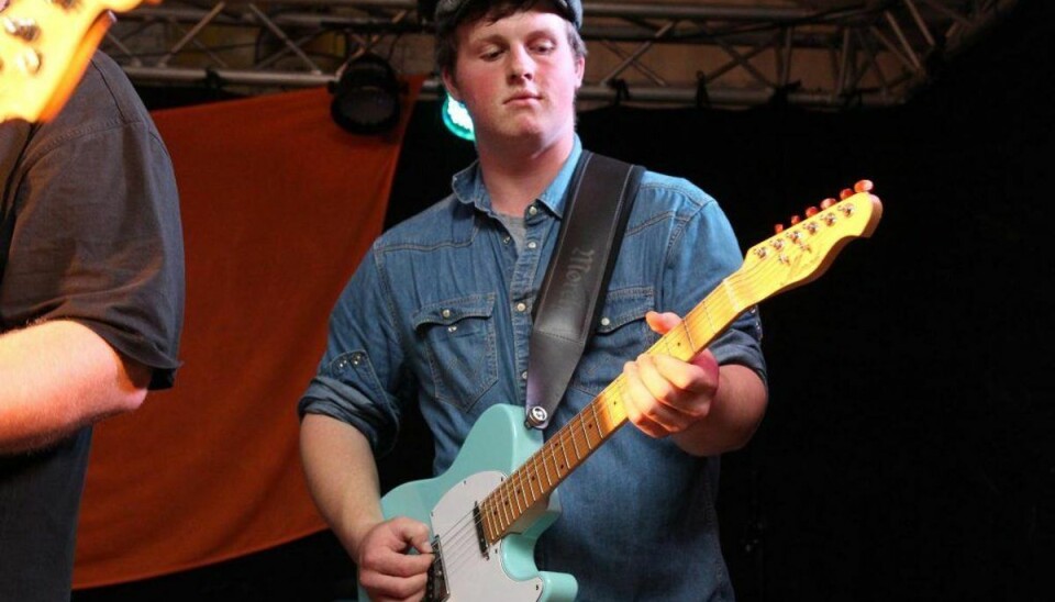 Jarl mistede sit kæreste eje: Så skete der noget uventet Jarl Strømfeldt er nu blevet genforenet med sin guitar, der ellers var forsvundet sporløst. Privatfoto.