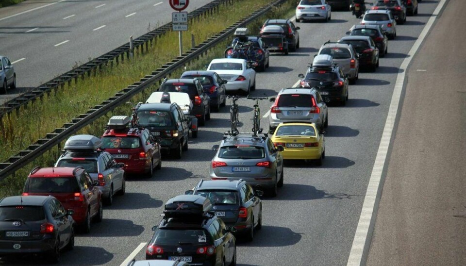 En kraftig markbrand har spærret motorvejen helt i begge retninger. Arkivfoto. En kraftig markbrand har spærret motorvejen helt i begge retninger. Arkivfoto.