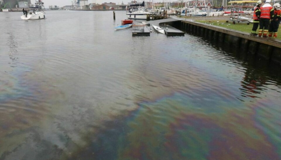 Som det fremgår af dette billede, så ligger der en oliefilm oven på vandet. Foto: Øxenholt Foto.KLIK VIDERE OG SE FLERE BILLEDER.
