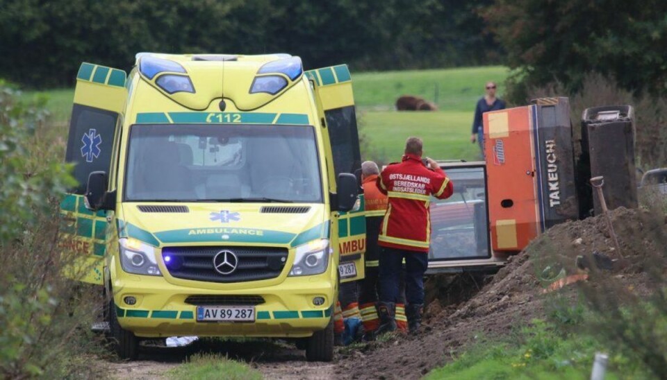 Voldsom arbejdsulykke: Mand klemt under en gravemaskine