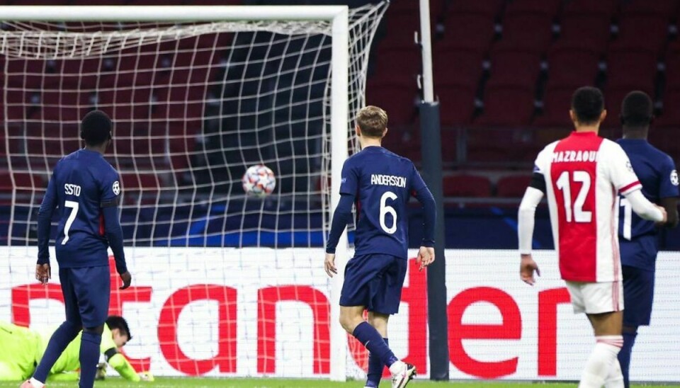 Bolden endte i FC Midtjyllands mål en del gange. Her er det Ajax’ Noussair Mazraoui, der har scoret. Foto: Scanpix