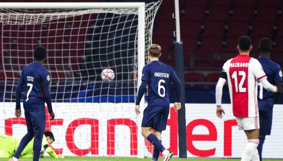 Det her skete en del gange Bolden endte i FC Midtjyllands mål en del gange. Her er det Ajax’ Noussair Mazraoui, der har scoret. Foto: Scanpix