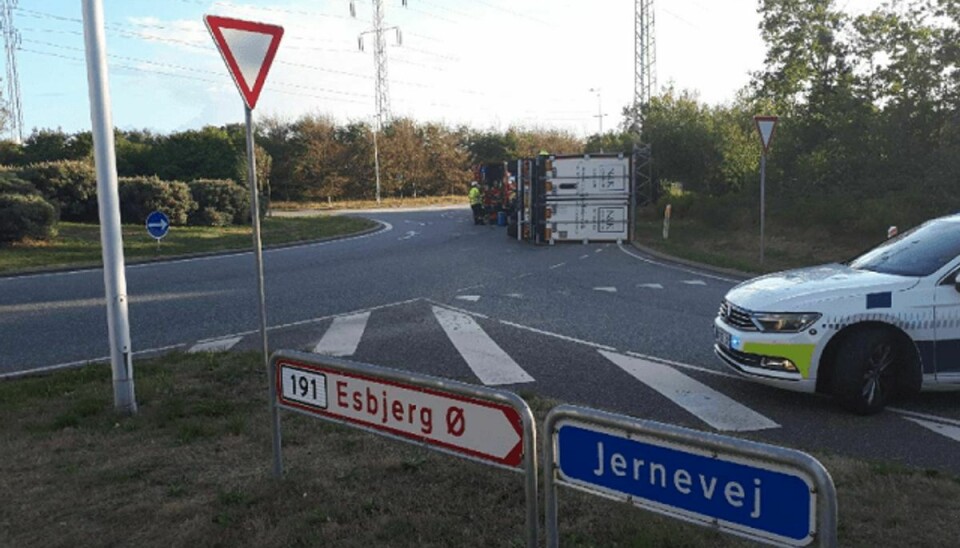 Lastbilen har kød i lasten. Det skal nu omlæsses. Foto: Syd- og Sønderjyllands Politi.