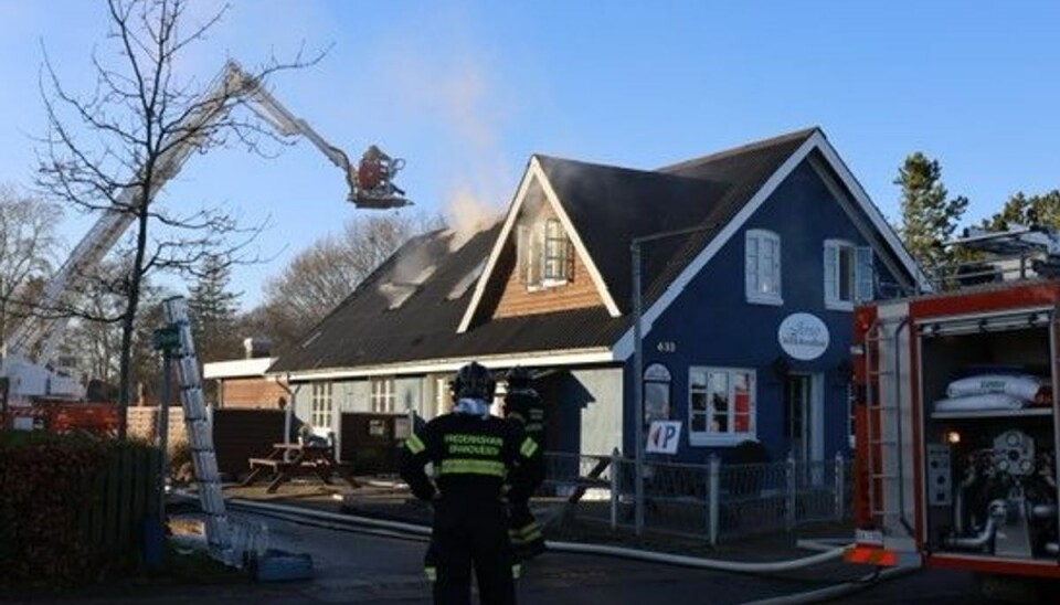 Ild stod ud af taget Der stod flammer ovenud af taget på en bygning i Jerup, da brandvæsnet ankom. Foto: Presse-fotos.dk