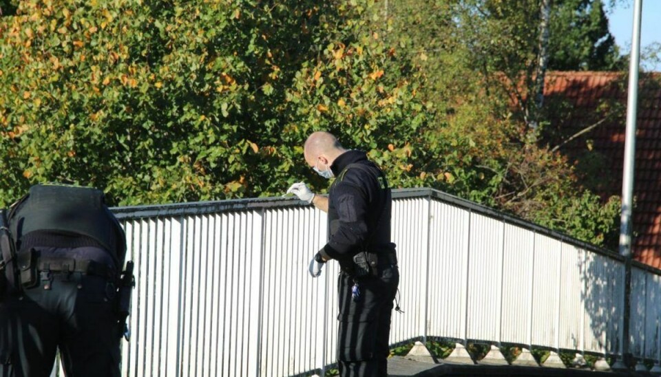 Stor sten smidt ned på vejbanen: Sporet ender ved stenen