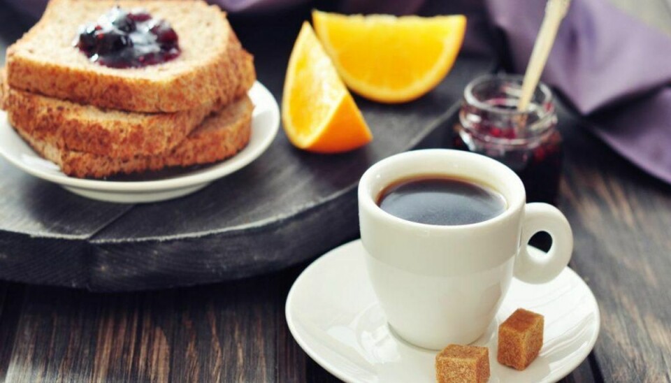 Det er er ofte tillokkende med en kop kaffe til morgenmaden. Foto: Colourbox Det er er ofte tillokkende med en kop kaffe til morgenmaden. Foto: Colourbox