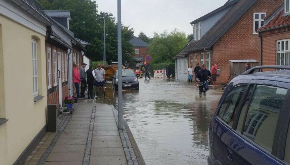 Kraftig regn har tirsdag givet oversvømmelser i Odder syd for Aarhus. Klik videre i galleriet for at se flere billeder fra byen samt DMI’s prognoser for vejret de kommende dage. Foto: Øxenholt Foto Kraftig regn har tirsdag givet oversvømmelser i Odder syd for Aarhus. Klik videre i galleriet for at se flere billeder fra byen samt DMI’s prognoser for vejret de kommende dage. Foto: Øxenholt Foto