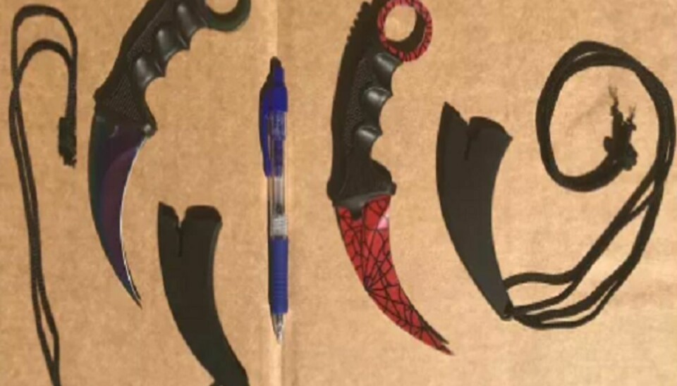 Sådan ser de ud, de ulovlige halsknive. KLIK og se mere om knivloven og ulovlige knive. Foto: Syd- og Sønderjyllands Politi.