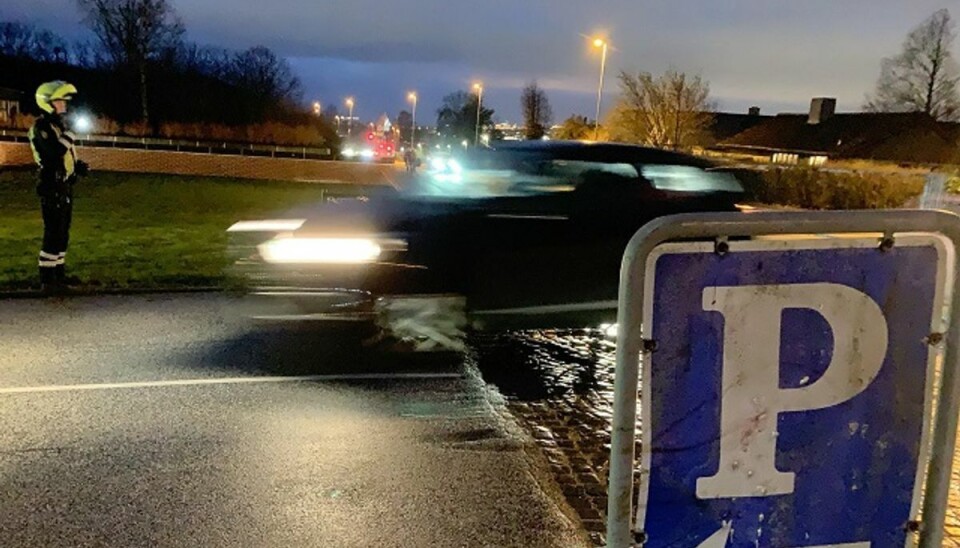 I uge to har der været kontrol hos landets skoler. Her ved Lystrup Skole fredag morgen. Foto: Jørgen Rosengren/Newsbreak.dk.