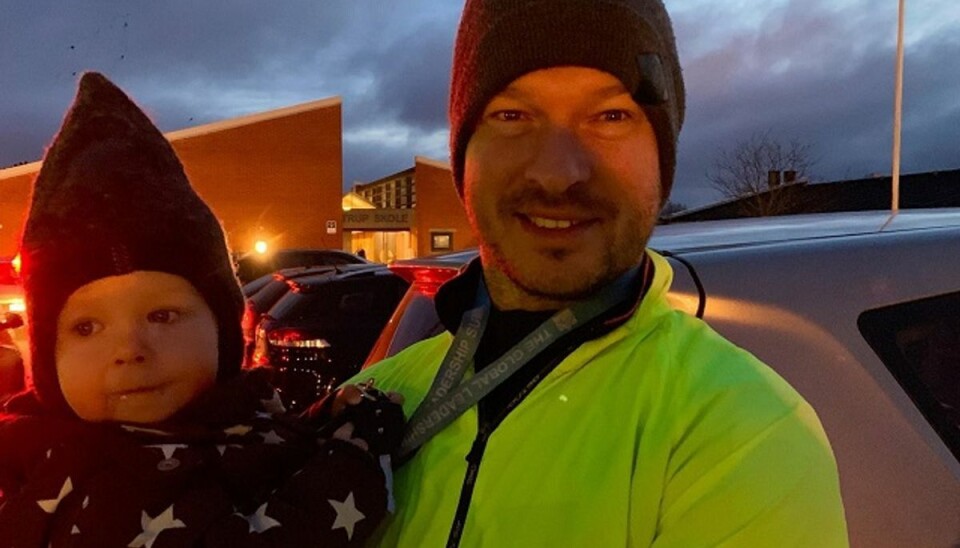 Peter Worm Madsen er far til Clara fra 0. klasse. Han er glad for, politiet sætter fokus på trafikken ved skolerne. På armen ses Johannes på et år. Både Peter, Clara og Johannes var spændt behørigt fast. Foto: Jørgen Rosengren/Newsbreak.dk. Peter Worm Madsen er far til Clara fra 0. klasse. Han er glad for, politiet sætter fokus på trafikken ved skolerne. På armen ses Johannes på et år. Både Peter, Clara og Johannes var spændt behørigt fast. Foto: Jørgen Rosengren/Newsbreak.dk.