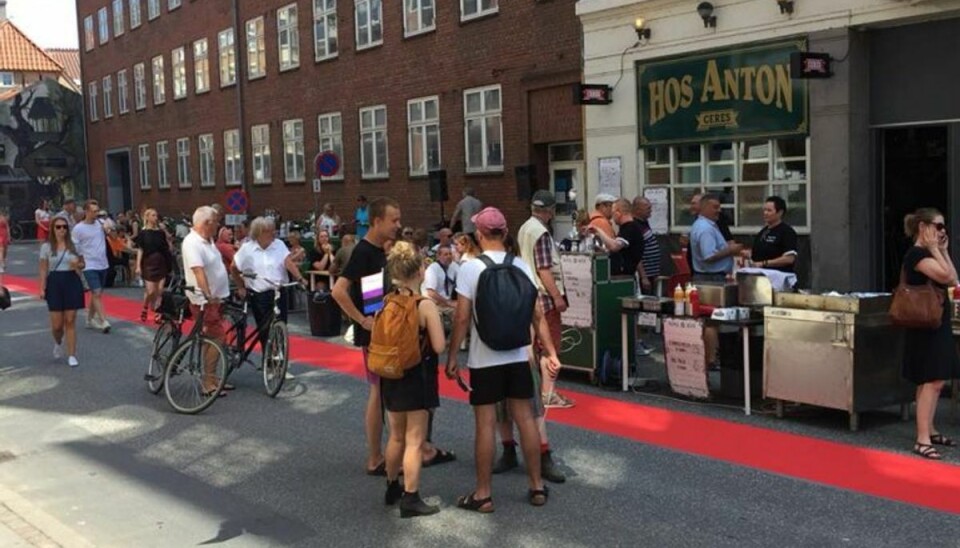 Det er denne bygning – med Hos Anton i bunden – der er i fare for at styrte sammen. Foto: Sanni Nielsen. Det er denne bygning – med Hos Anton i bunden – der er i fare for at styrte sammen. Foto: Sanni Nielsen.