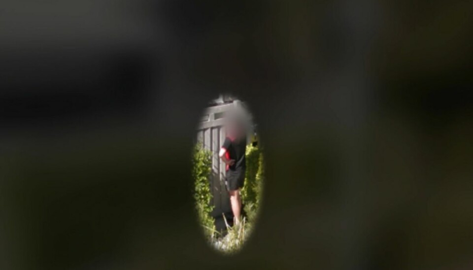 Google-bilen kom forbi og fangede manden i sit karakteristiske jogging-outfit på sine vante jagtmarker. KLIK FOR MERE. (Foto: Queensland Police) Google-bilen kom forbi og fangede manden i sit karakteristiske jogging-outfit på sine vante jagtmarker. KLIK FOR MERE. (Foto: Queensland Police)