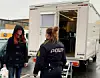 Beboeren Mira og betjenten Emma får sig en uforpligtende snak ved den mobile politistation. KLIK for flere billeder. Foto: Jørgen Rosengren/Newsbreak.dk.