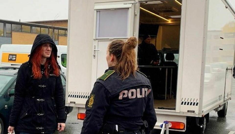 Beboeren Mira og betjenten Emma får sig en uforpligtende snak ved den mobile politistation. KLIK for flere billeder. Foto: Jørgen Rosengren/Newsbreak.dk.