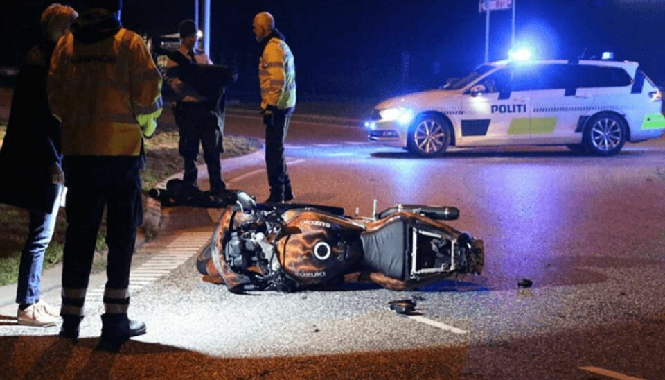 En motorcyklist kom fredag aften alvorligt til skade i forbindelse med en biljagt. KLIK for flere billeder af ulykken. Foto: Øxenholt Foto.
