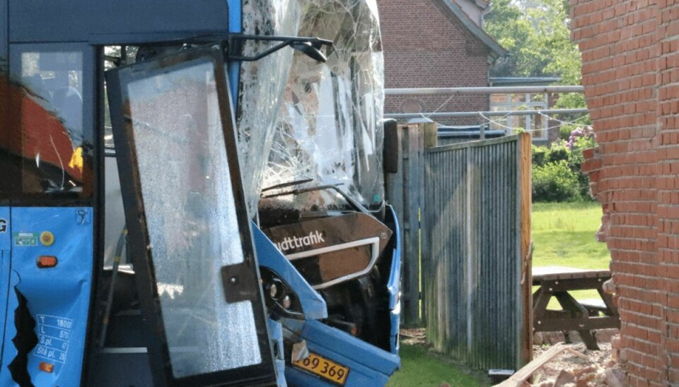 En bus er kørt ind i et hus på Nørrevangsvej i Hammel. Østjyllands Politi har afspærret stedet, og undersøger nu uheldsstedet. Klik videre for flere billeder. Foto: Øxenholt Foto