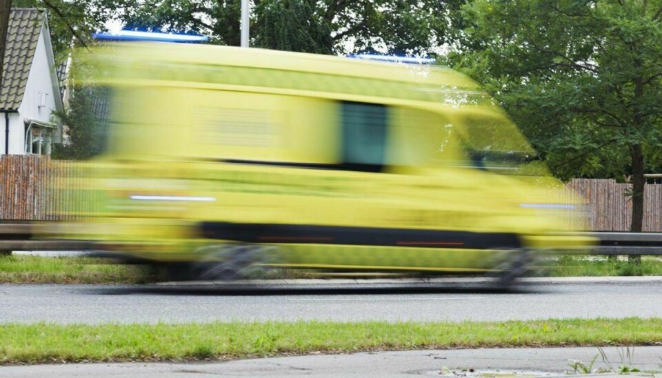 En ambulance skulle angiveligt være impliceret i en trafikulykke, der har kostet en person livet ved Grindsted. Arkivfoto.