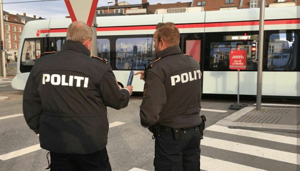 Så kører Letbanen. Og det kan give en del trafikale udfordringer. KLIK for flere billeder. Foto: Østjyllands Politi.