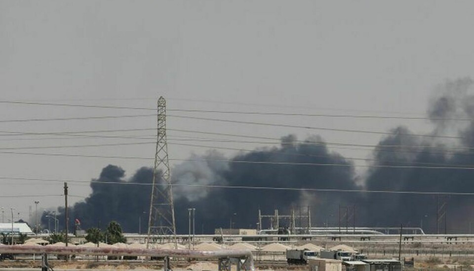 To olieanlæg blev lørdag ramt af droneangreb i det østlige Saudi-Arabien. Anlæggene drives af selskabet Aramco, som sidste år producerede 10,3 millioner tønder råolie om dagen. Foto: Hamad I Mohammed/Reuters