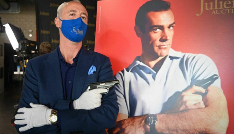 Martin Nolan, der er direktør for auktionshuset Julien’s Auctions, viser den pistol, Sean Connery brugte i den allerførste Bond-film. Pistolen blev torsdag solgt for cirka 1,6 millioner kroner. (Arkivfoto) Foto: Robyn Beck/AFP