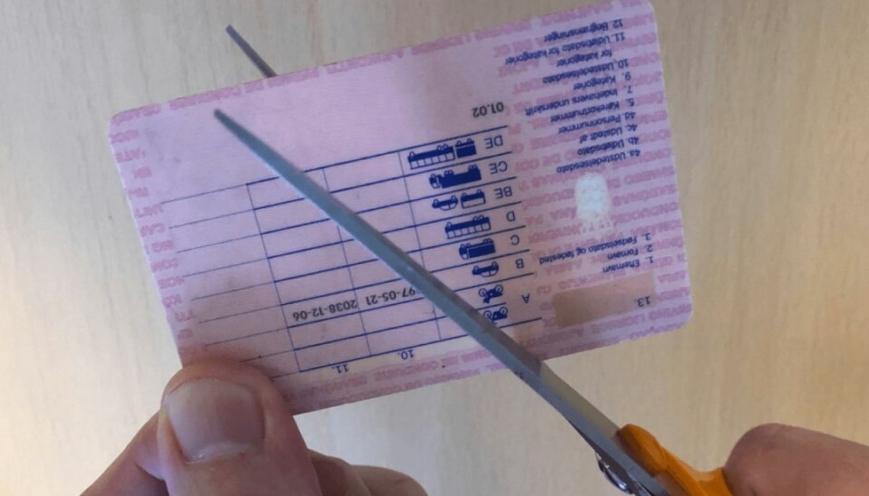 Det koster nu kvinden et klip i kørekortet. KLIK VIDERE OG SE HVAD DER OGSÅ KAN GIVE KLIP I KØREKORTET. Det koster nu kvinden et klip i kørekortet. KLIK VIDERE OG SE HVAD DER OGSÅ KAN GIVE KLIP I KØREKORTET.
